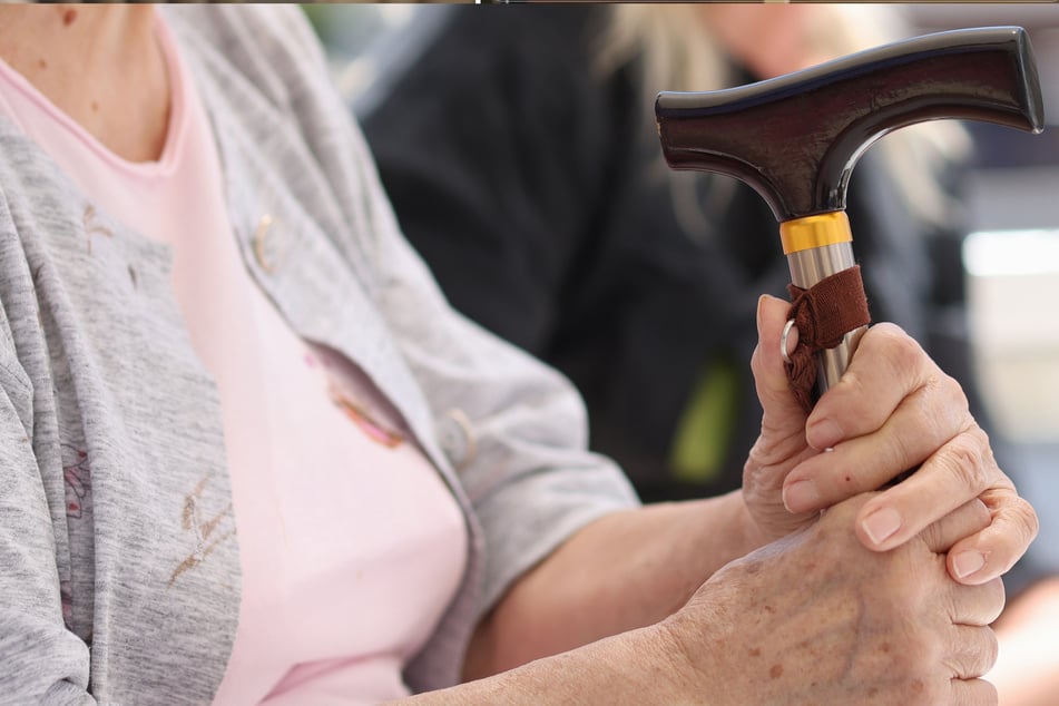 Seniorin beklaut: Als Dieb mit Beute nicht zufrieden ist, kehrt er zurück - mit Messer