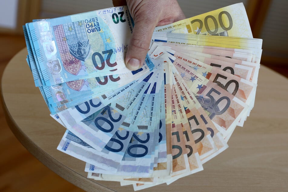 In der zweiten Wohnung stellten die Beamten auch Falschgeld sicher. (Symbolfoto)