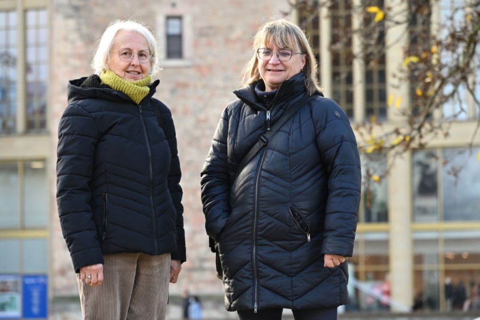 Die Gästeführerinnen Ramona Wagner (67, l.) und Karin Meisel (63) vor dem Roten Turm - sie sind für 2025 bereits bestens gebucht.