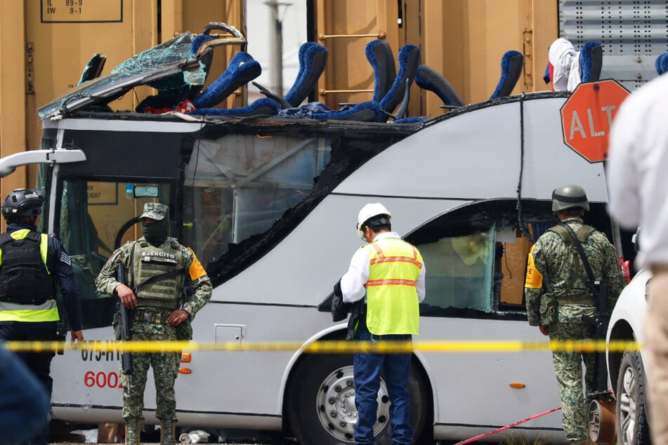 Zehn Tote, Dutzende Verletzte: Güterzug rauscht in Doppeldecker