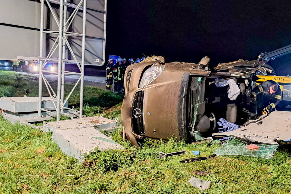 Überholvorgang auf A485 geht mächtig schief: Mercedes-Fahrerin schwer verletzt!