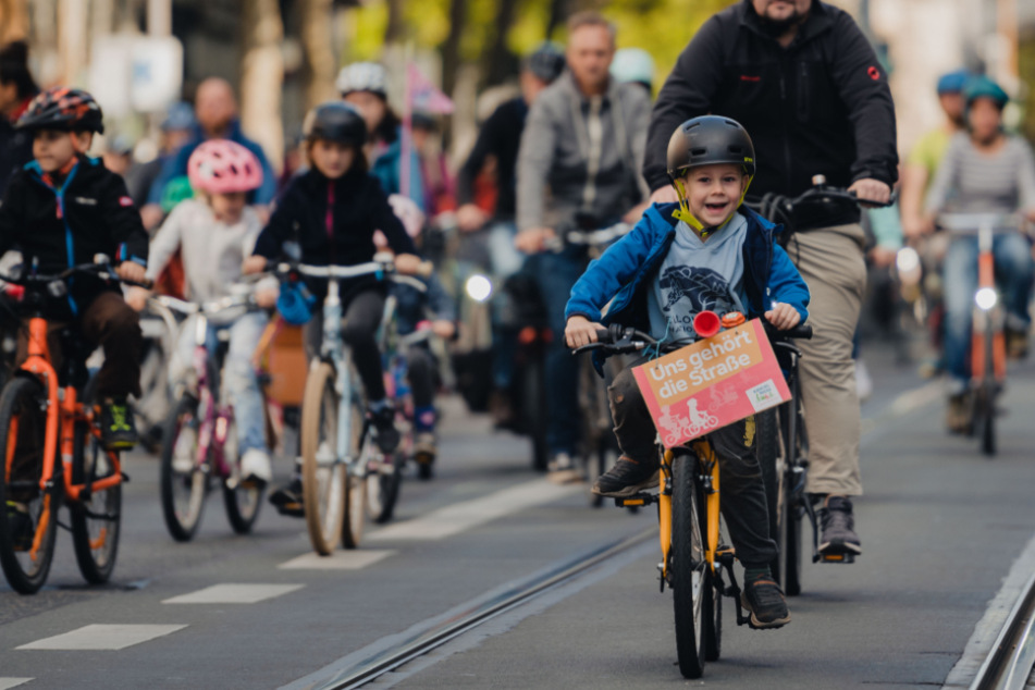 Zahlreiche Kinder nahmen gemeinsam mit ihren Eltern an der "Kidical Mass"-Fahrraddemo in Köln teil.