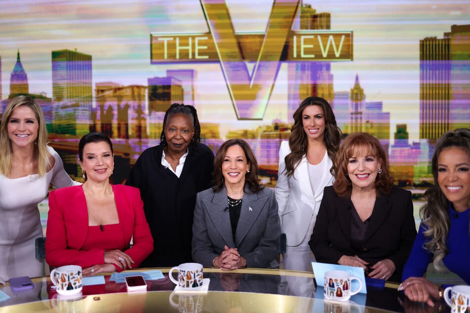 Vice President Kamala Harris (c.) posing with the panel of The View – (from l.. to r.) Sara Haines, Ana Navarro, Whoopi Goldberg, Alyssa Farah Griffin, Joy Behar and Sunny Hostin – on October 8, 2024.