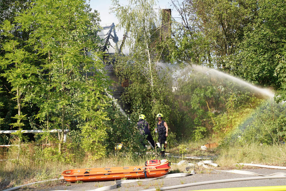 Feuerwehrkräfte sind derzeit noch immer im Einsatz.