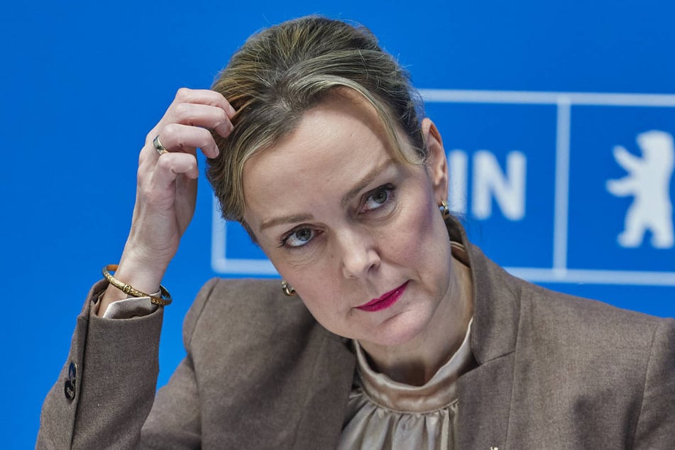 Manja Schreiner (48, CDU) ist von ihrem Amt als Umwelt- und Verkehrssenatorin zurückgetreten, nachdem ihr der Doktortitel entzogen wurde.