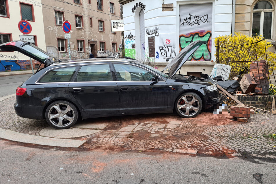 Diese Spritztour ging mächtig schief: In Leipzig hat ein 17-Jähriger gleich zwei Unfälle mit einem Audi gebaut, den er zuvor von einem Familienmitglied gestohlen hatte.