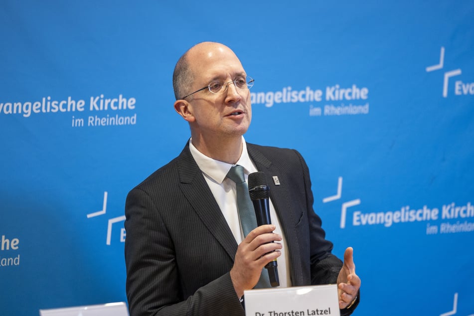 Thorsten Latzel (55), Präses der Evangelischen Kirche im Rheinland, kündigte die Sparmaßnahmen bei einer Pressekonferenz an.