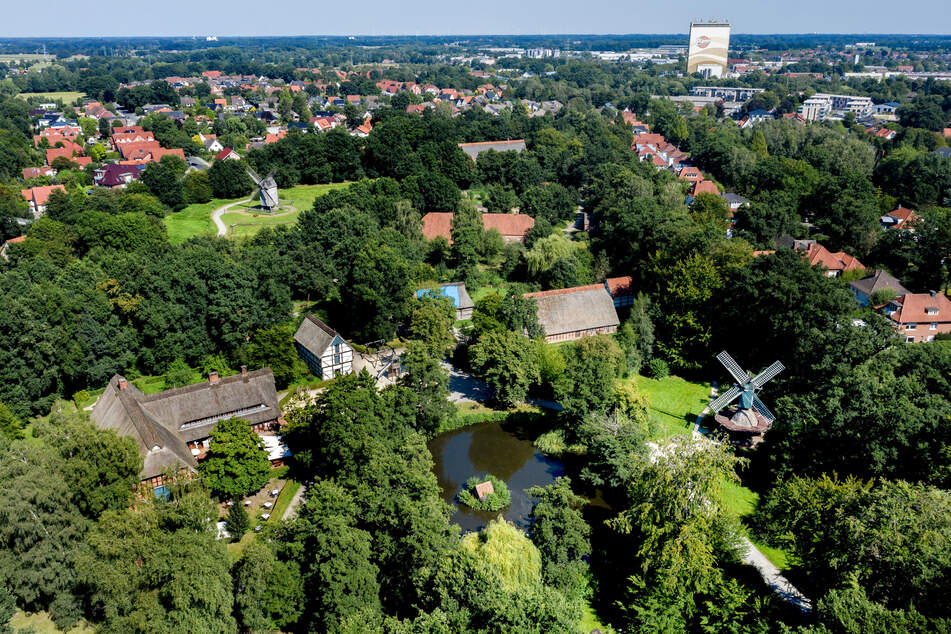 Historische Gebäude stehen in der weitläufigen Parkanlage im Museumsdorf Cloppenburg.