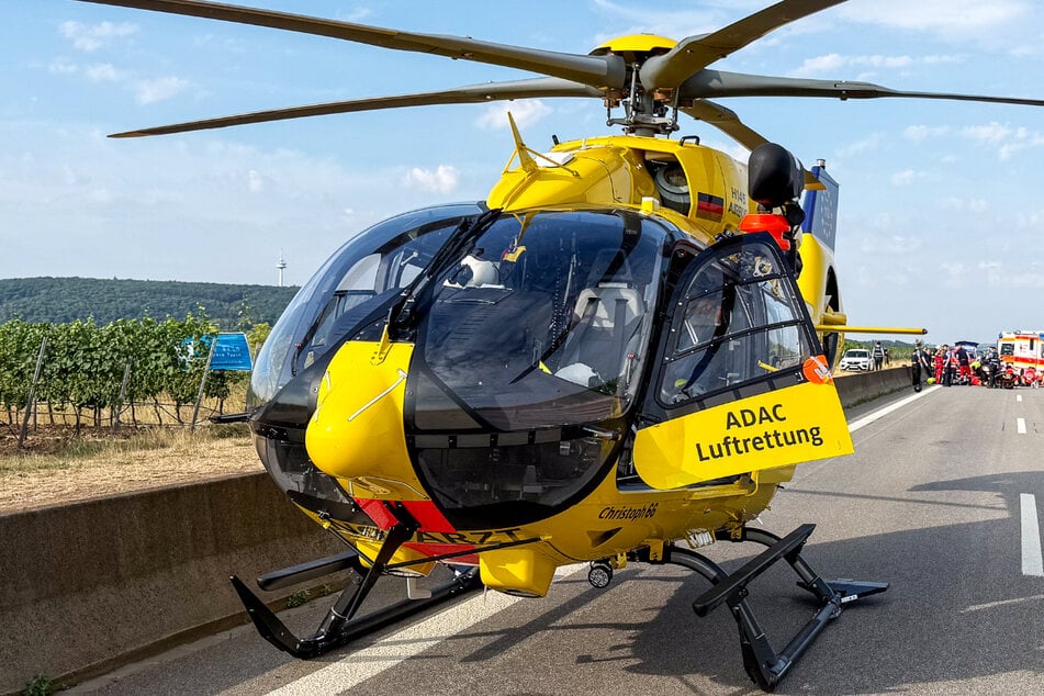 Ein Rettungshubschrauber landete auf der gesperrten B41, um einen schwer verletzten 35-jährigen Mann in eine Klinik zu bringen.