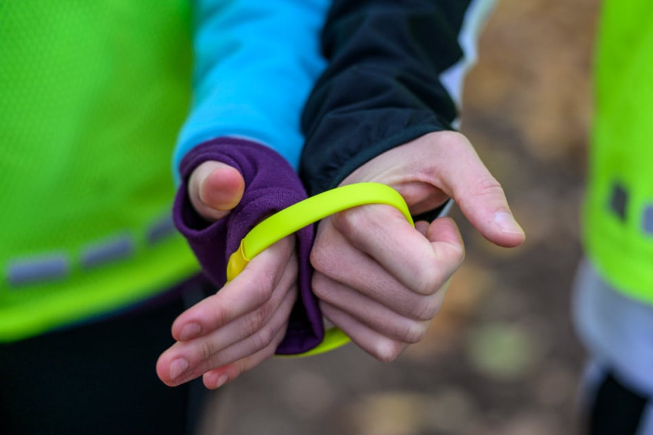 Ein Gummiband und die Verbindung der Unterarme gibt Sicherheit.