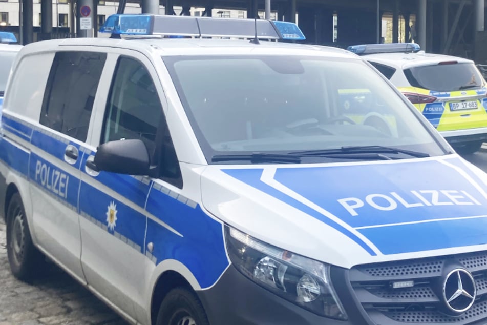 Berlin: Mann mit Schreckschusswaffe und Messer will "Jagd auf Inder machen" - und prügelt auf Passant ein