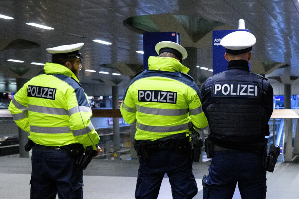 In Rosenheim nahm die Bundespolizei den Mann in Empfang. (Symbolbild)