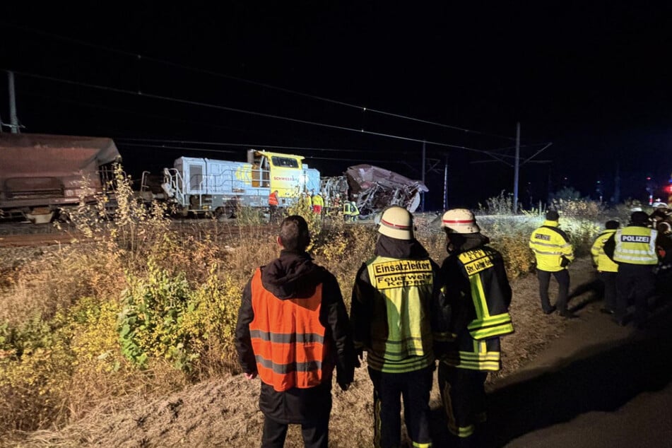 Ein Großaufgebot an Hilfskräften war in der Nacht zu Freitag im Einsatz, nachdem bei Kerpen zwei Züge zusammengestoßen waren.