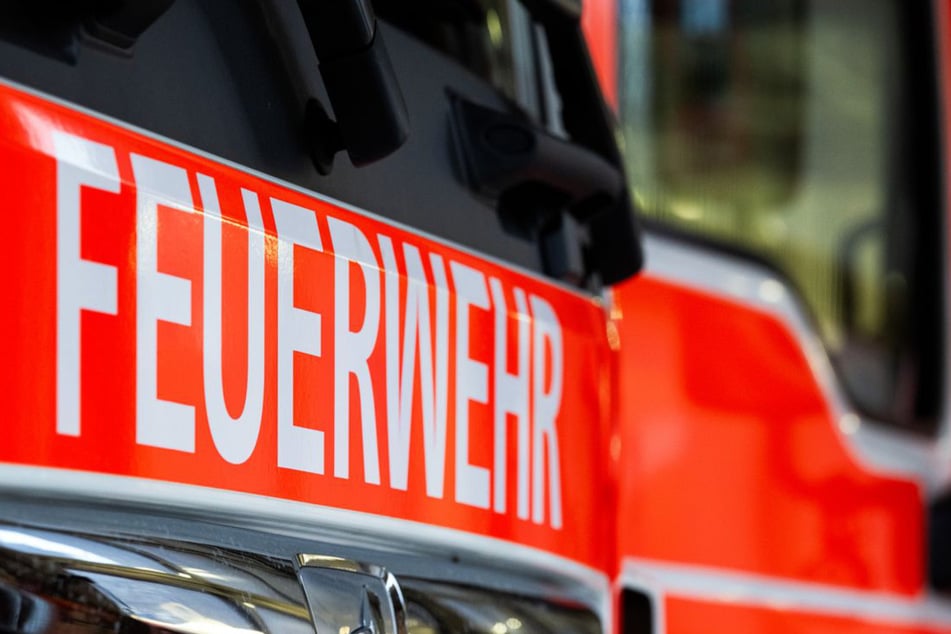 Die Feuerwehr konnte die Flammen an der Lagerhalle schnell unter Kontrolle bringen. (Symbolfoto)