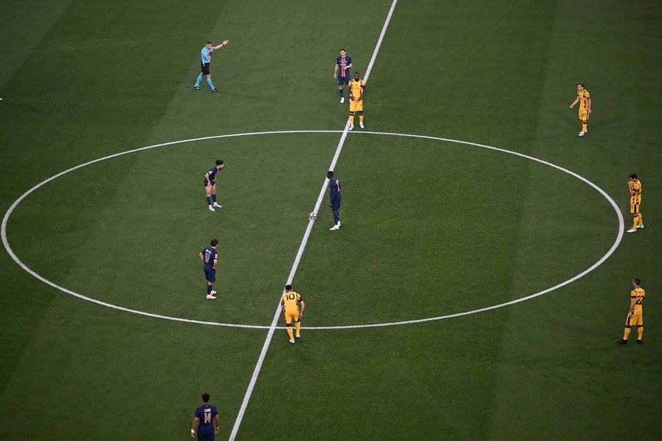 Los geht's, PSG stößt an.