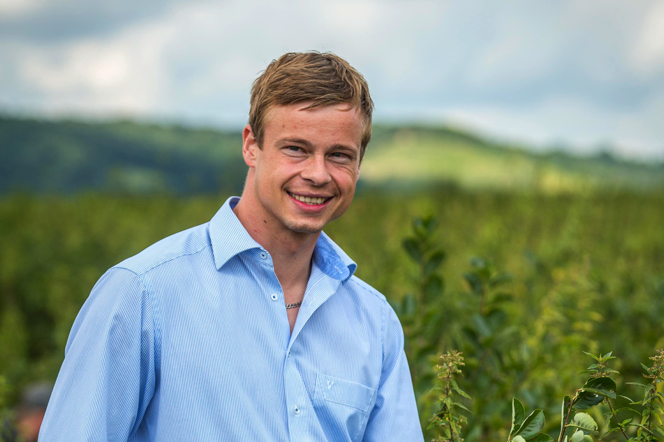 Michael Görnitz (36) in einer Aroniabeeren-Plantage. Er rät Kollegen, zukünftig auf Bio-Obst und -Gemüse zu setzen.