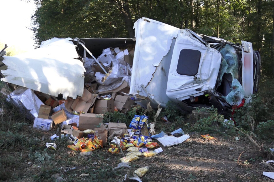 Die Fracht des Lastwagen verteilte sich auf dem Boden.