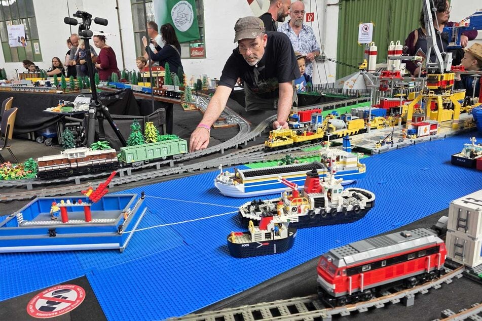 Unterschiedliche Streckenführungen, Bahnhöfe, Landschaften und Fahrzeuge verbinden sich zu einer abwechslungsreichen Gesamtanlage, die immer wieder neue Details bereithält.