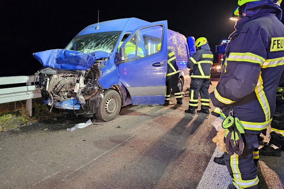 Unfall A72: Mercedes kracht auf Autotransporter! Sperrung nach Unfall auf A72