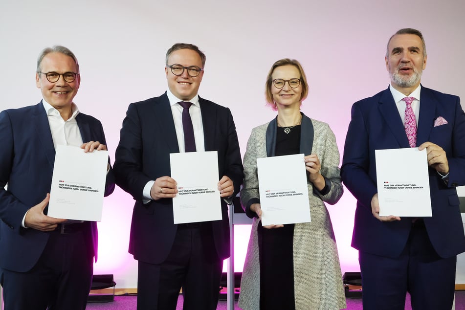 Georg Maier, (57, von links), Thüringer SPD-Parteichef und geschäftsführender Innenminister, Mario Voigt (47), CDU-Fraktionschef von Thüringen, Katja Wolf (48), BSW-Fraktionschefin, und Steffen Schütz (*1966), Co-Landesvorsitzender des BSW, präsentieren den Koalitionsvertrag bei einer Pressekonferenz im Landtag. (Archivbild)