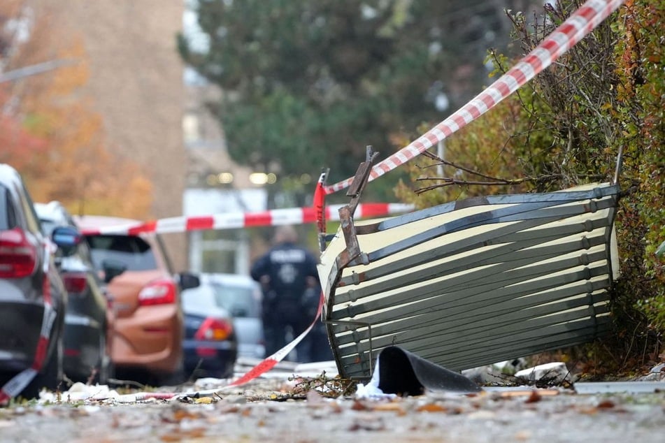 Ein Balkongeländer wurde durch die Explosion auf den Gehweg geschleudert.