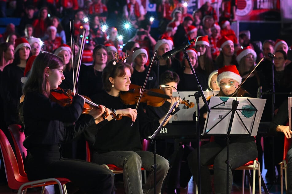 Der Chor des Gymnasiums Dresden-Plauen hatte nach Spielende seinen großen Auftritt.