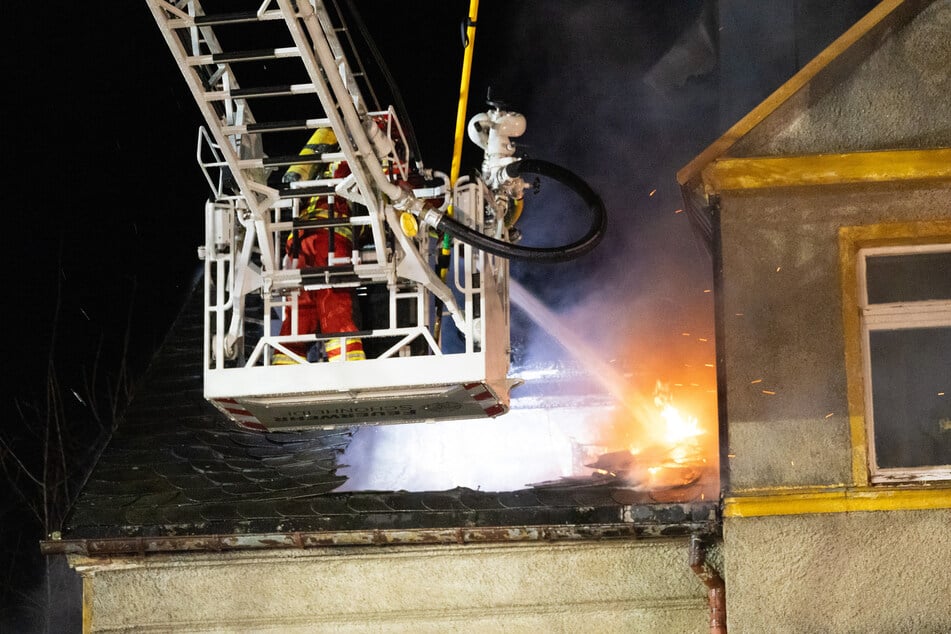 Das Feuer brach im Dachstuhl aus.