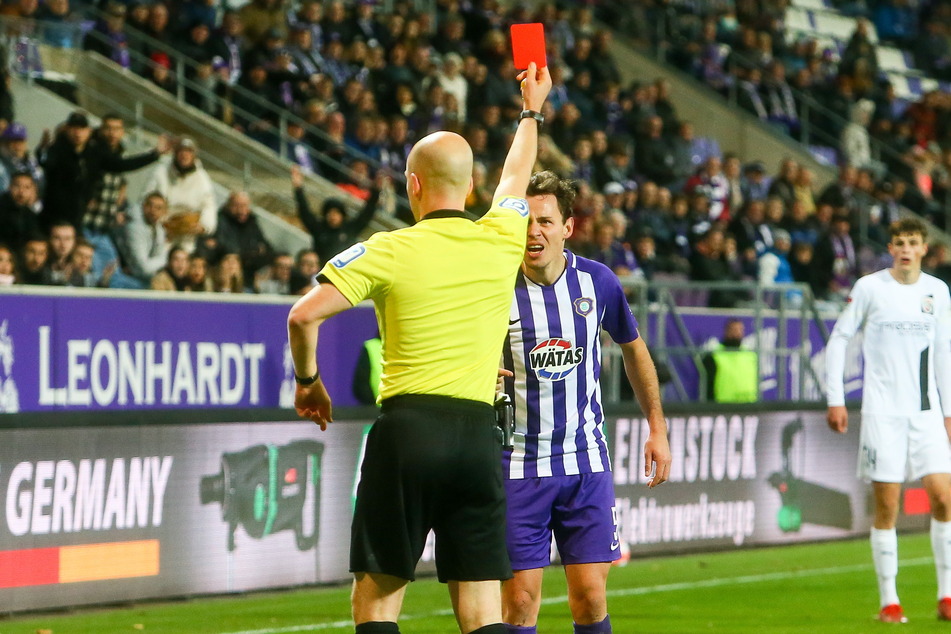 Referee Nicolas Winter zeigt Clemens Fandrich (30) die Rote Karte, weil der bei einem Disput den Schiri-Assistenten Roman Potemkin angespuckt haben soll.