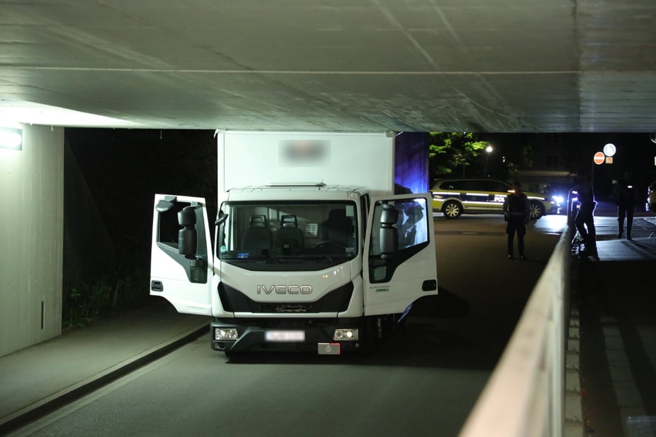 Die Bahnunterführung ist nur für Fahrzeuge bis 2,90 Meter Höhe zugelassen, das passte nicht.