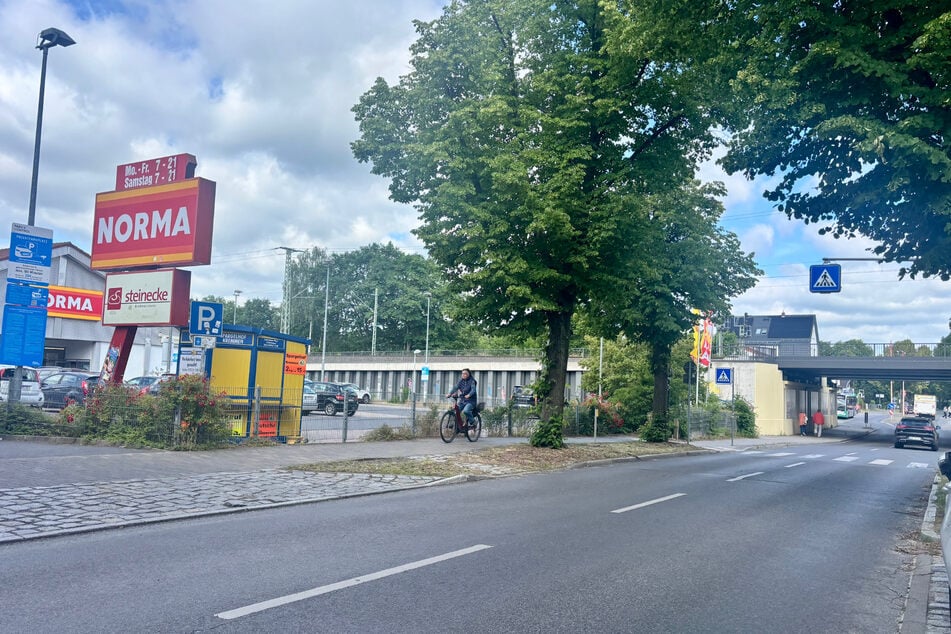 Frau auf E-Scooter stößt mit Auto zusammen und wird verletzt