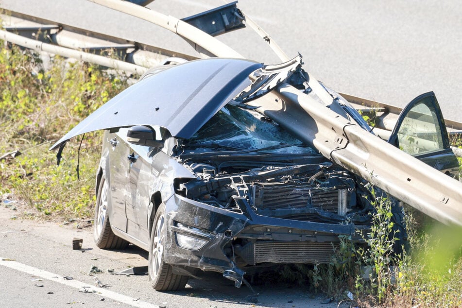 Heftiger Unfall auf der Autobahn: Auto gerät unter die Leitplanke