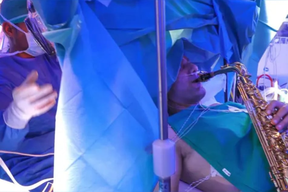 Patient spielt Saxofon während neunstündiger Operation am Gehirn