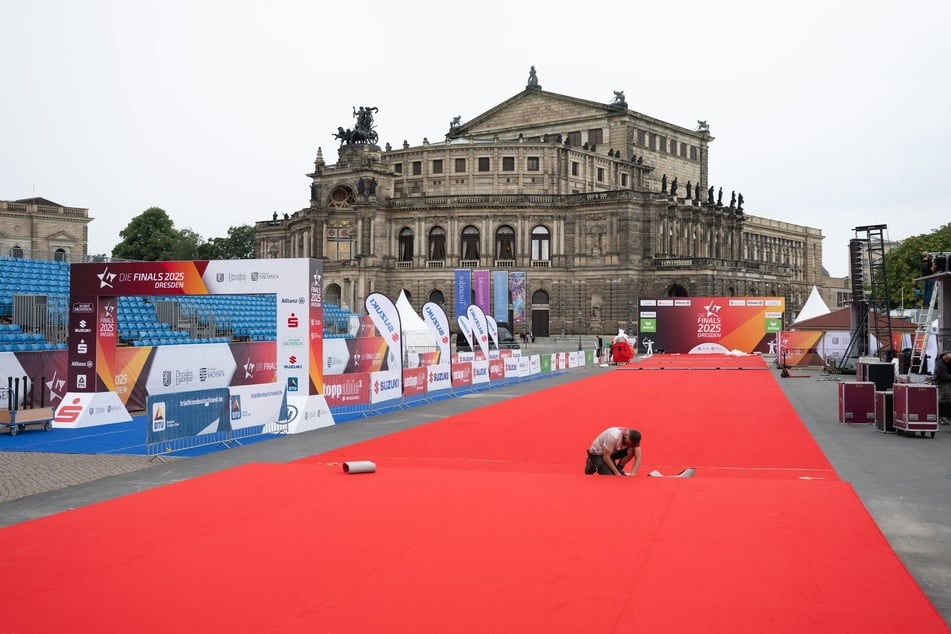 Die Vorbereitung für die Traumkulisse der Triathleten und Bogenschützen laufen direkt vor der Semperoper.