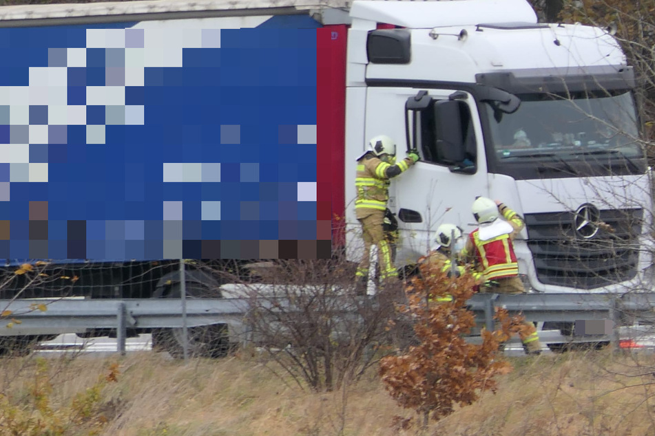 Lkw blockiert Rastplatz an der A14: Feuerwehr findet toten Fahrer im Wagen