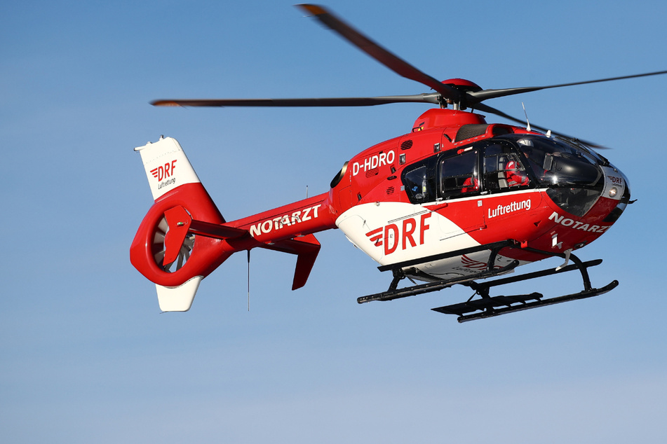 Transporter kracht in Laster: A9 gesperrt, Hubschrauber im Rettungseinsatz