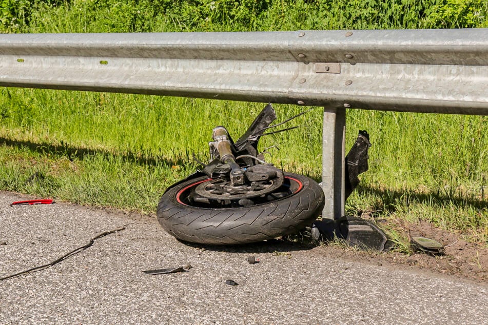 Das Motorrad des Bikers riss durch die Kollision in mehrere Teile, die sich auf der Autobahn verteilten.