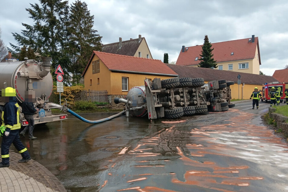 Umgekippter Gülle-Lkw blockiert Straße und löst Feuerwehreinsatz aus