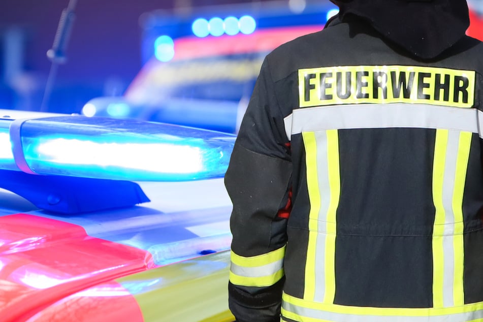 Schwer verletzter Mann in Wiesbaden: Als Feuerwehr und Rettungsdienst eintrafen, hing der Verunglückte kopfüber an einem Gittermattenzaun. (Symbolbild)