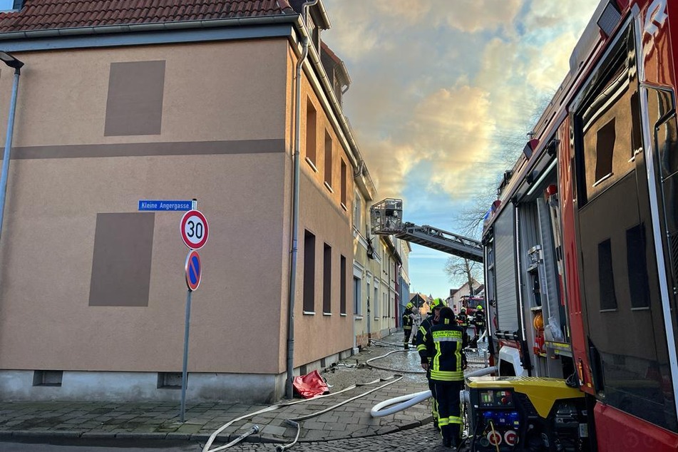 Das Feuer im Inneren des Wohnhauses drohte auf das Nachbargebäude überzugreifen.