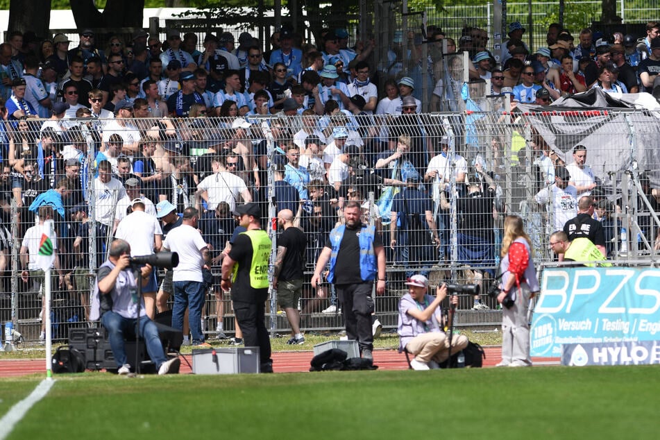 Mega-Fail! Drittliga-Ultras fackeln eigene Zaunfahne ab