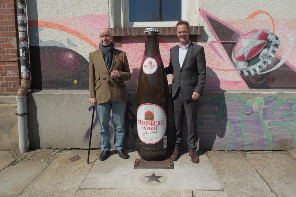 Von Sternburg (91) wohnte der Enthüllung gemeinsam mit Sternburg-Chef Martin Zapf bei.