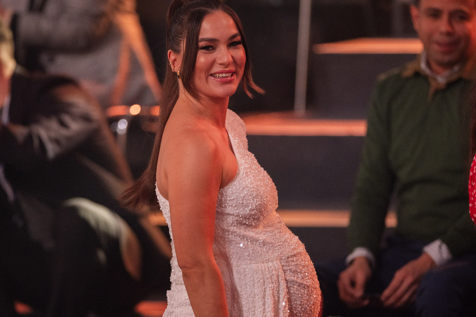 Bei der großen Kennenlernshow von "Let's Dance" hat Renata Lusin (36) noch stolz ihren Babybauch präsentiert. Wenige Wochen später kam Töchterchen Stella zur Welt.