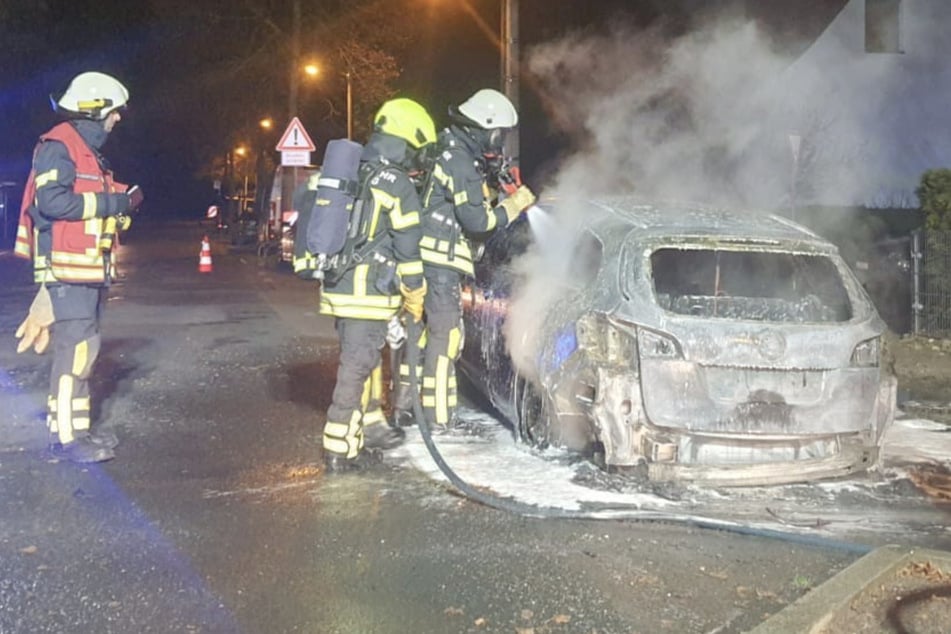 Leipzig: Auto im Leipziger Norden brennt komplett aus: Polizei ermittelt