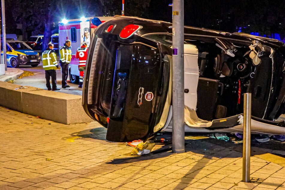 Nächtlicher Unfall in Stuttgart: Fiat überschlägt sich, Beifahrerin verletzt