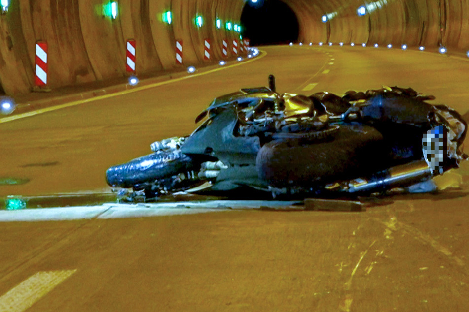 Der Biker stürzte mit seinem Motorrad auf die Fahrbahn, er wurde schwer verletzt.