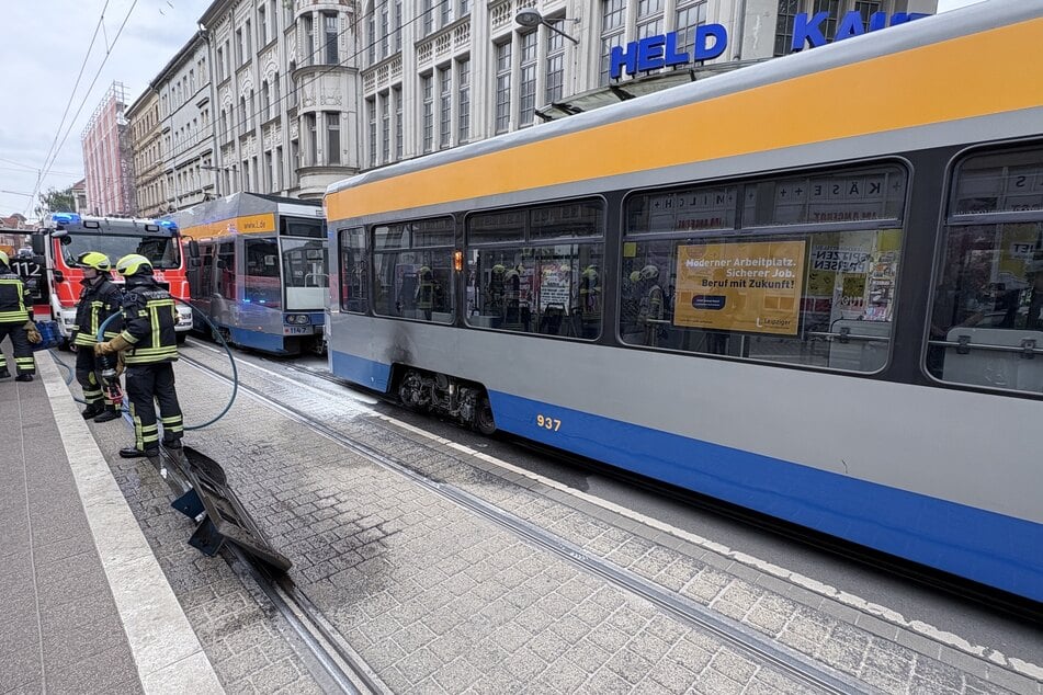 An der Tram sind deutliche Schäden erkennbar.