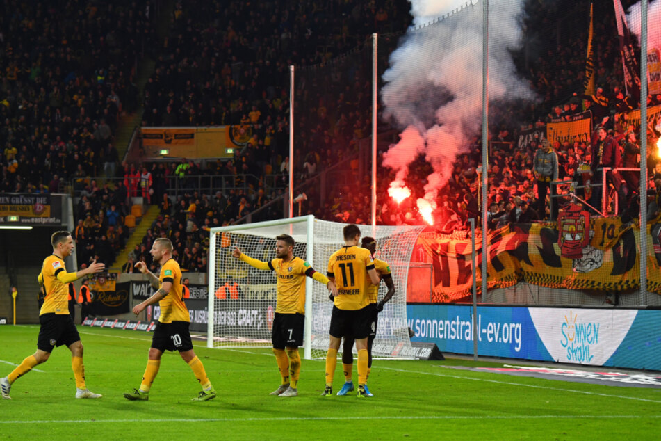Zur Erinnerung und als Aufputschmittel: So feierten die Dynamos im November im Heimspiel gegen Wiesbaden den 1:0-Siegtreffer durch Alexander Jeremejeff (Nr. 11).