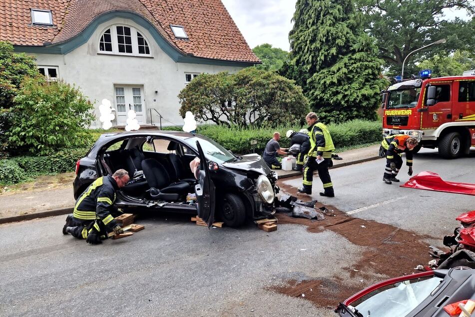 Die Feuerwehr musste ein Auto aufschneiden, um eine verletzte Person zu befreien.
