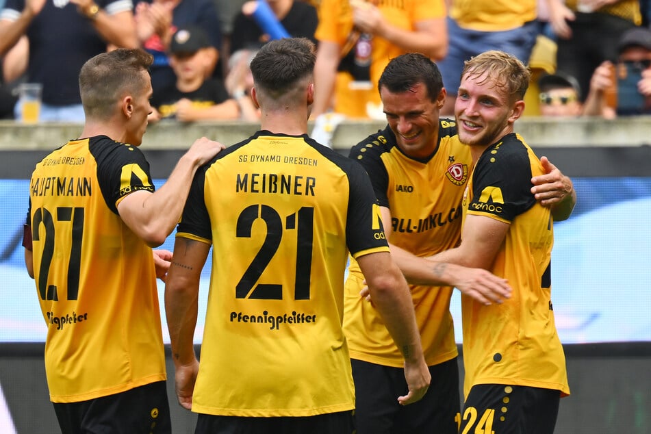 Dynamo Dresden’s Tony Menzel (r.) received praise from the entire team.