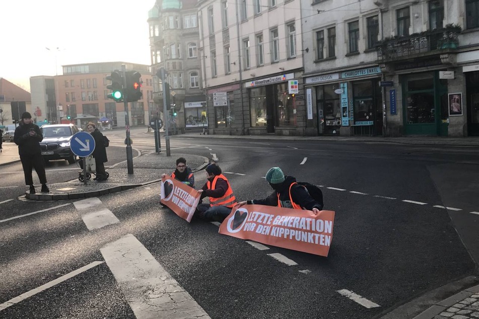 Am Donnerstag legten drei Klimaaktivisten am Morgen Teile des Schillerplatzes lahm.